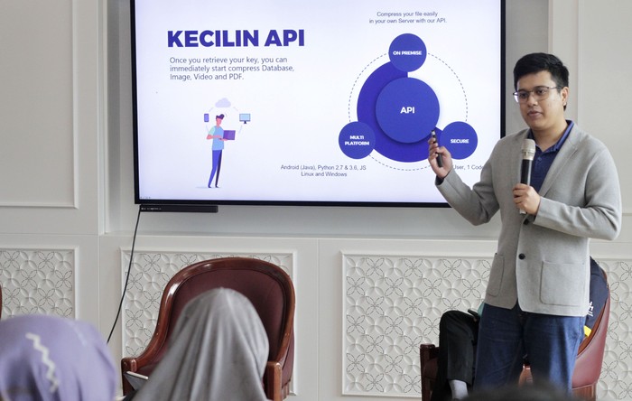 Pemenang Wirausaha Muda Mandiri (WMM) 2018 dan Founder Kecilin App Christopher Farrel memperkenalkan aplikasi penghemat kuota pertama di dunia untuk pengguna Android.