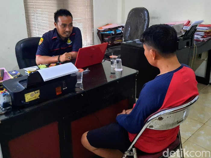 Guru SD swasta di Surabaya diamankan polisi karena mencabuli delapan siswa-siswinya. Penculan dilakukan dengan modus memeriksa kesehatan korban.