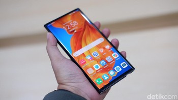 Huawei sudah membuka pemesanan ponsel lipat Mate Xs di Indonesia, tepatnya mulai dari 20 Maret sampai 14 April. Harga ponsel tersebut adalah Rp 39 juta.  Foto: Adi Fida Rahman/detikINET