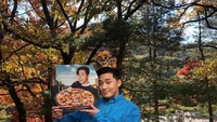  Populer sebagai bintang iklan, Seo Joon sering mengabadikan momennya dengan produk iklan yang dibintanginya. Kali ini ia berpose dengan kotak pizza yang dibintanginya. Foto: Instagram @bn_sj2013
