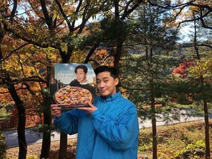 Main di Itaewon Class, Begini Tampannya Park Seo Joon Saat Makan Es Krim