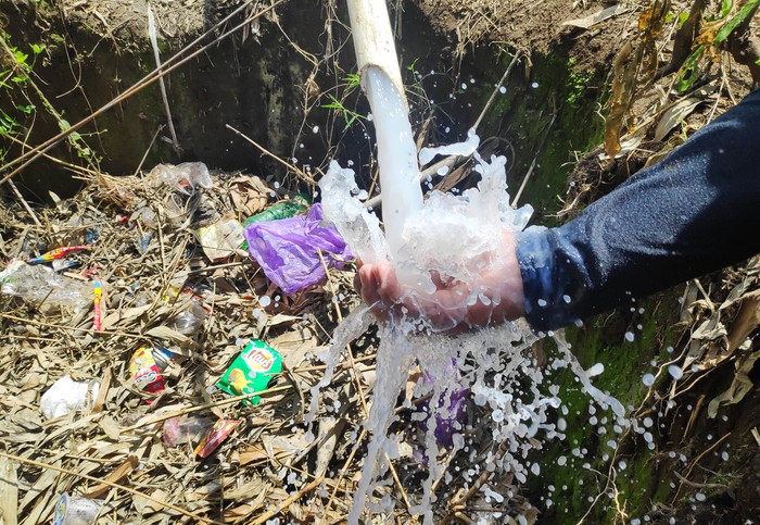 Air sumur bor di Gowa, Sulawesi Selatan (Sulsel), viral di media sosial karena warnanya yang putih bersih seperti susu. Air dari sumur bor tersebut kini digunakan anak-anak untuk mandi.