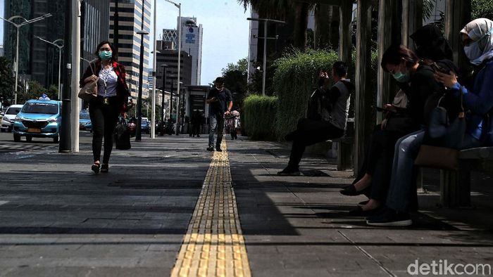 Corona Jadi Pandemi, Indonesia Belum Putuskan Lockdown WHO telah umumkan wabah corona sebagai pandemi. Meski telah memperketat pengawasan guna cegah corona, Indonesia belum berencana melakukan lockdown.