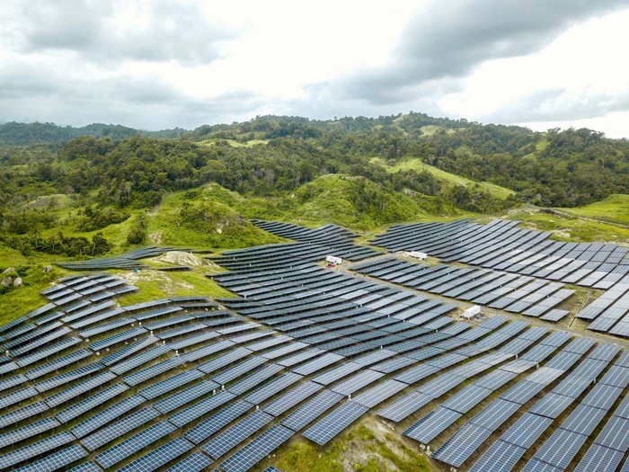Menengok 'Kebun Matahari' Terbesar di RI 64.620 hamparan panel surya tersusun rapi di Desa Wineru, Sulawesi Utara. 'Ladang Matahari' tersebut Diklaim yang terbesar saat ini di Indonesia.