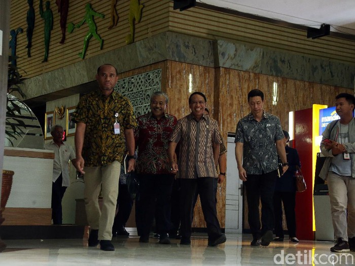 Menpora Zainudin Amali gelar rapat dengan para operator liga terkait virus corona. Menpora menyerahkan kebijakan penanggulangan corona kepada cabor masing-masing.