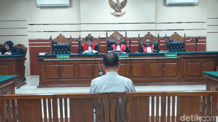 Darmawan, terdakwa kasus korupsi Jaring Aspirasi Masyarakat (Jasmas) DPRD Kota Surabaya divonis 2,5 tahun penjara. Hakim menilai, terdakwa terbukti melakukan korupsi bersama-sama.