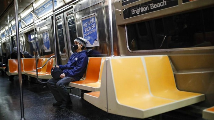 Kota New York kerap masuk deretan kota tersibuk di dunia. Berbagai aktivitas seakan tak henti dilakukan warganya. Namun kini kota itu sepi usai dihantam corona.