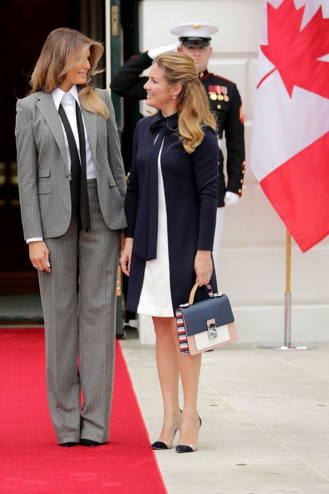 Bertemu Melania Trump, ibu tiga anak ini memadukan kardigan dan gaun putih. Gaya sartorial yang dinamis sekaligus chic. Foto: Getty Images/Chip Somodevilla
