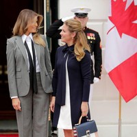 Bertemu Melania Trump, ibu tiga anak ini memadukan kardigan dan gaun putih. Gaya sartorial yang dinamis sekaligus chic. Foto: Getty Images/Chip Somodevilla