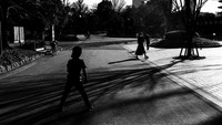 Sejumlah anak terlihat bermain di taman. Lebih dari satu juta anak di Tokyo libur setelah penutupan sekolah secara nasional.