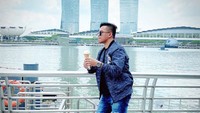 Main ke sini itu cuma pengen beli ice cream doang, tulis Wirang pada keterangan fotonya. Wirang memang memajang foto makan es krim di Singapura. Foto: instagram @wirangbirawa