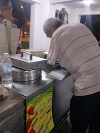 Keren! Kakek Penjual Es Krim Ini Tolak Uang Kembalian Dari Pembeli