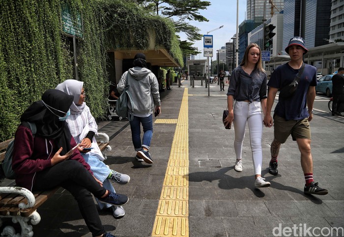 Corona Jadi Pandemi, Indonesia Belum Putuskan Lockdown WHO telah umumkan wabah corona sebagai pandemi. Meski telah memperketat pengawasan guna cegah corona, Indonesia belum berencana melakukan lockdown.