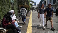 Sejumlah warga beraktivitas di kawasan MH Thamrin dan Stasiun MRT, Jakarta, Jumat (13/3/2020).