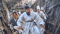Para pejabat dibuat repot oleh zombie-zombie yang hidup di kala malam tiba. Foto: Juhan Noh/Netflix