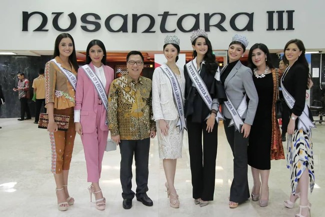 Untuk momen spesial tersebut, Kalista Iskandar tampak anggun dalam balutan gaun bercorak warna-warni yang dibungkus blazer hitam bergaya preppy. Sepasang heels nude yang menopang kaki jenjangnya turut memaksimalkan perempuan berdarah blasteran itu. (Foto: Instagram/@bambang.soesatyo dan @officialputeriindonesia)