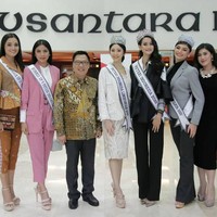 Untuk momen spesial tersebut, Kalista Iskandar tampak anggun dalam balutan gaun bercorak warna-warni yang dibungkus blazer hitam bergaya preppy. Sepasang heels nude yang menopang kaki jenjangnya turut memaksimalkan perempuan berdarah blasteran itu. (Foto: Instagram/@bambang.soesatyo dan @officialputeriindonesia)