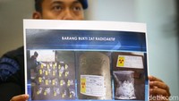 Polisi juga menyita Indium-192 sebanyak 19 buah, Cesium sebanyak 2 vial, Cesium-137 sebanyak 1 buah dari kediaman pelaku. Polisi juga menyita barang-barang yang terpapar radioaktif Cesium-137 seperti kontainer sebanyak 8 buah, silinder stainless steel berlogo radioaktif sebanyak 3 buah, paving blok 2 buah dan serpihan kayu sebanyk satu plastik.