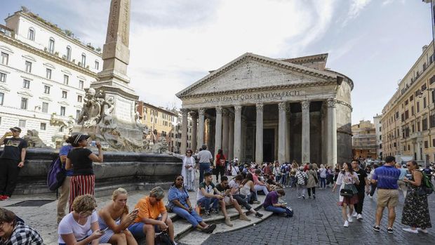 Foto Sebelum dan Sesudah Wabah Virus Corona di Italia. (AP/Andrew Medichini)