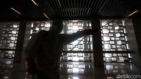 Proses sterilisasi dilakukan guna mencegah penyebaran virus corona di ruang publik, tak terkecuali di rumah ibadah.