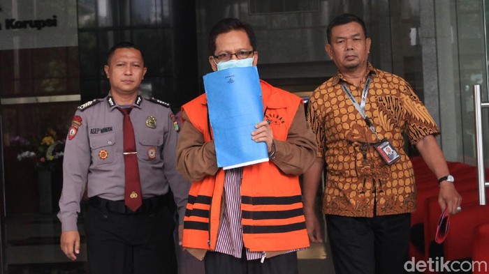 Tersangka korupsi, mantan Kadis Pekerjaan Umum dan Penataan Ruang (PUPR) Kabupaten Mojokerto Zainal Abidin meninggalkan Gedung KPK, Jakarta, Jumat (13/3/2020). Zaenal Abidin diperiksa terkait kasusnya yakni disangka menerima gratifikasi terkait proyek jalan di lingkungan Pemkab Mojokerto tahun 2015.  Zainal Abidin bersama Bupati Mojokerto saat itu,  Mustofa Kamal Pasa, menerima suap mencapai hingga mencapai Rp 34 miliar.