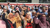 Massa tampak memenuhi ruas Jl Rasuna Said yang mengarah ke Menteng, Jakarta Pusat. 