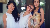 Netizen menilai wajah Reyca dan Renatta begitu mirip. Mereka sama-sama manis dan jago masak lho! Foto: Instagram kareycamoeloek