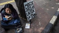 Seorang pelajar SMA menggelar aksi Mogok Sekolah Untuk Hutan di depan Kementerian Lingkungan Hidup dan Kehutanan (KLHK), Jakarta, Jumat (13/3/2020).