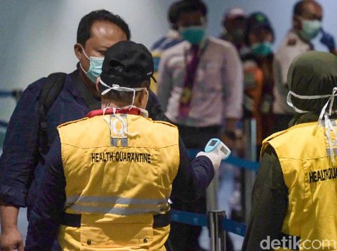 Pengecekan suhu tubuh di terminal 3 Bandara Soekarno-Hatta, Tangerang, Banten.