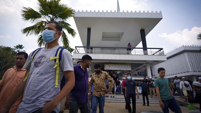 Salat Jumat masih diselenggarakan di berbagai masjid di Malaysia. Meski begitu ada penyesuaian yang dilakukan diantaranya persingkat khotbah dan memakai masker.