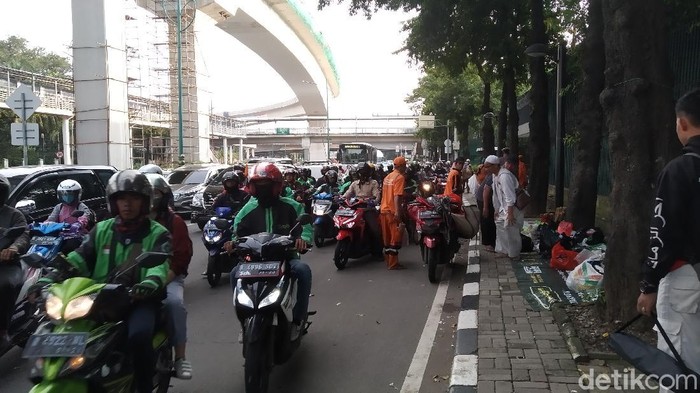 Lalu lintas di depan Kedubes India, Jalan Rasuna Said, Kuningan dibuka kembali.