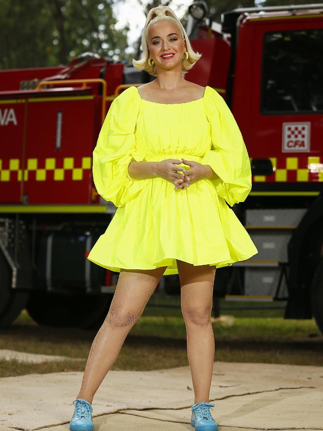 Katy Perry punya hobi aneh yakni mengoleksi helaian rambut selebriti lain. Dia bahkan pernah meminta rambut Miley Cyrus dan Taylor Swift ketika berada di ruang dandan acara penghargaan, lalu menaruh rambut mereka di tas miliknya.  Foto: Getty Images/Daniel Pockett