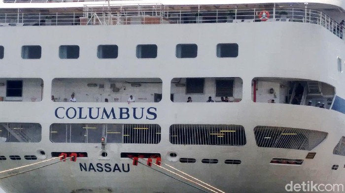 Kapal Pesiar MV Columbus berbendera Bahama berlabuh di Pelabuhan Tanjung Emas Semarang, Jawa Tengah, Jumat (13/3/2020). Sebelumnya kapal pesiar itu ditolak bersandar di Surabaya oleh Wali Kota Tri Rismaharini.