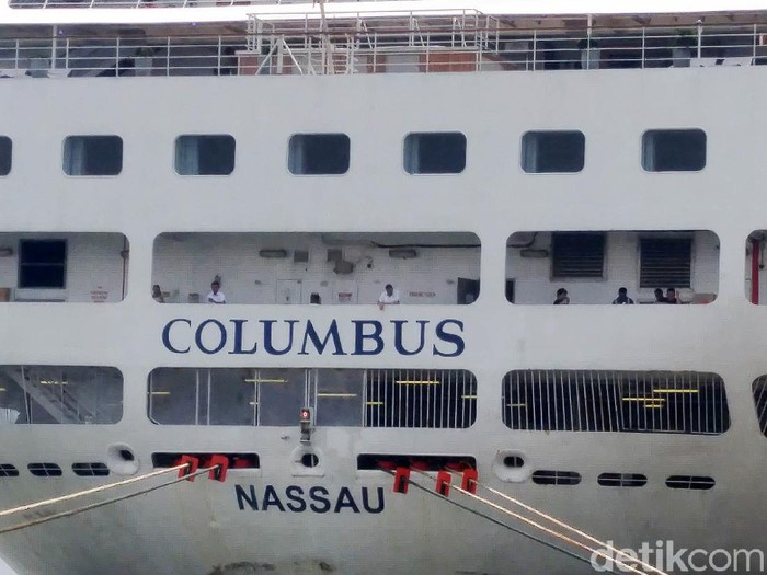 Kapal Pesiar MV Columbus berbendera Bahama berlabuh di Pelabuhan Tanjung Emas Semarang, Jawa Tengah, Jumat (13/3/2020). Sebelumnya kapal pesiar itu ditolak bersandar di Surabaya oleh Wali Kota Tri Rismaharini.