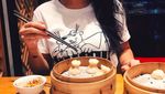 Pesona Kareyca, Kakak Chef Renatta Moeloek Saat Makan Dim Sum