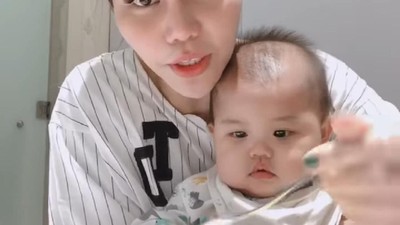 Galau Soal Rumah Tangga DJ Butterfly Punya Banyak Momen Makan Bareng Si Kecil