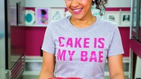 Wanita berambut keriting ini juga membuat illusion cake dengan bentuk bibir merah merona. Saat dibelah, kue berbentuk bibir ini berisikan hiasan yang manis. Foto: Instagram @yolanda_gampp