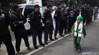 Selain Sobri Lubis, tampak hadir Ketum PA 212 Slamet Maarif, Habib Novel Bamukmin dan Sekjen GNPF Ustaz Eddy Mulyadi. Dari atas mobil komando, Sobri kemudian menyerukan pengusiran Dubes India untuk Indonesia.