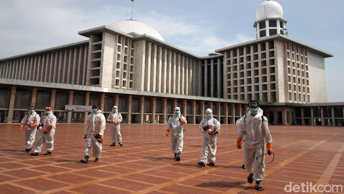 Masjid Istiqlal tak ketinggalan menyiapkan diri dalam rangka mencegah penyebaran virus corona. Ruangan di masjid itu pun disterilisasi oleh petugas.