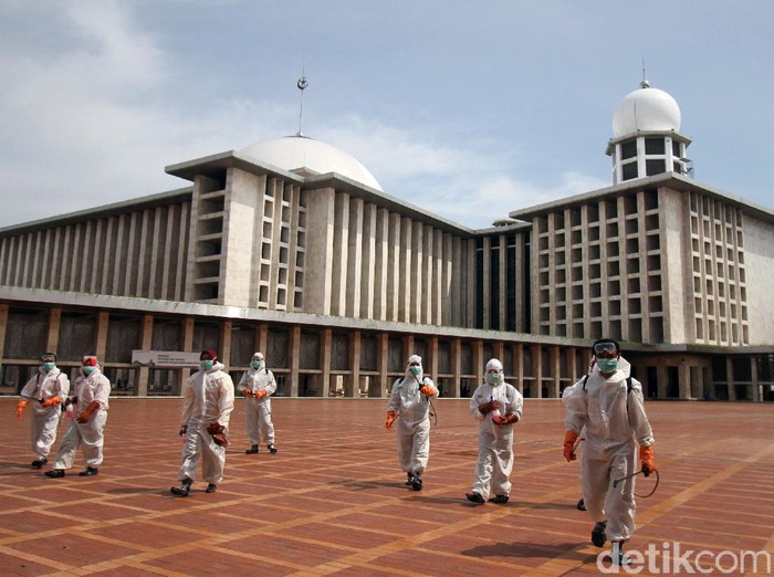 Masjid Istiqlal tak ketinggalan menyiapkan diri dalam rangka mencegah penyebaran virus corona. Ruangan di masjid itu pun disterilisasi oleh petugas.