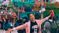 Jalan-jalan ke Disneyland tak lupa seru-seruan. Momen liburan Reyca juga makin lengkap dengan camilan di tangan. Foto: Instagram kareycamoeloek