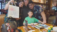 Belum lama ini aktris cantik, Thalita Latief mengabarkan melalui instagram pribadinya bahwa dirinya memiliki penyakit tumor tiroid. Kabar tersebut menghebohkan publik dan juga orang terdekat Thalita. Foto: Instagram @thalitalatief