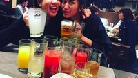 Jalan-jalan ke Jepang, Reyca dan Renatta begitu kompak. Merekapun mencoba ragam bir di sebuah bar di Shibuya. Foto: Instagram kareycamoeloek
