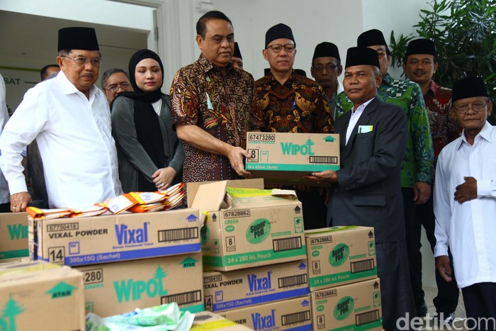 2 Juta Botol Karbol Siap Perangi Corona Dewan Masjid Indonesia (DMI) menyiapkan 2 juta botol berisi karbol untuk masjid di seluruh Indonesia. Hal ini dalam rangka mencegah penyebaran virus corona.