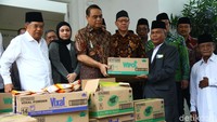Wakil Ketua Umum Dewan Masjid Indonesia (DMI) Komjen (Purn) Syafruddin menyerahkan secara simbolis kepada ketua masjid dari berbagai daerah yang disaksikan oleh Ketua Umum PP DMI, Muhammad Jusuf Kalla di Kantor DMI Pusat Jl. Jenggala I no. 3, Kebayoran Baru, Jakarta Selatan, Jumat (13/3/2020).