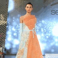 Sebastian Gunawan menampilkan koleksi terbarunya di acara Fashion Nation 2020, di Senayan City, Jakarta. Kamis [12/3/2020]. Foto: Mohammad Abduh/Wolipop.