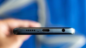 Bagian bawah terdapat port USB Type C dan jack audio. Foto: Android Central