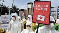 Sejumlah poster berisi penolakan penggunaan teknologi nuklir tampak terlihat di aksi yang digelar di depan gedung DPR tersebut.