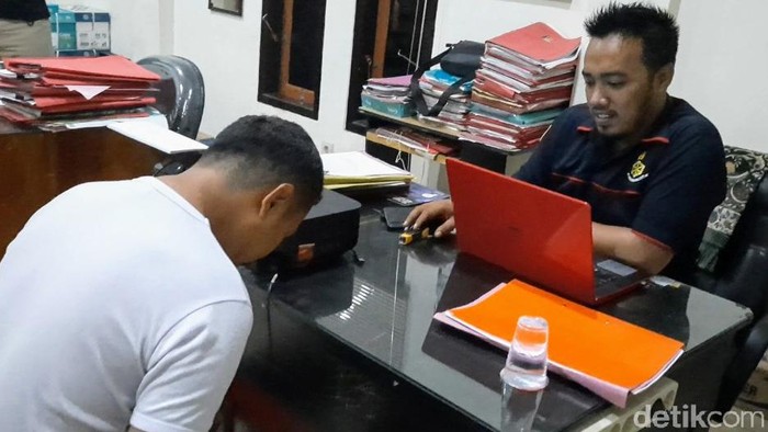 Seorang PNS ditahan karena menyodomi pelajar di Bondowoso. Di waktu bersamaan, pelajar ini juga disodomi seorang pegawai honorer.