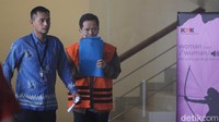 Selain memakai masker, Eks Kepala Dinas PUPR Pemkab Mojokerto itu juga menutupi wajahnya menggunakan map saat meninggalkan gedung KPK.